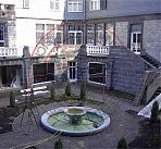 Abbau und Wiederaufmauerung von groformatigen Quadern, von Umfassungsmauern und Treppenanlagen.